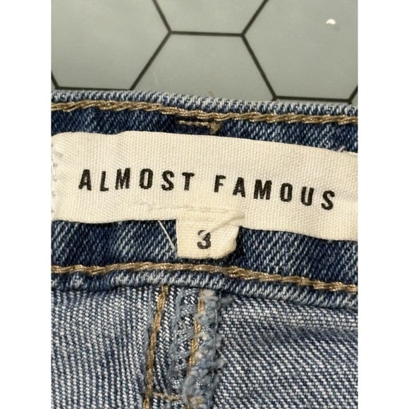 ALMOST FAMOUS WOMENS JEAN‎ SHORTS SIZE 3 MEDIUM WASH DENIM BUTTON FLY CUT OFF - Picture 6 of 12